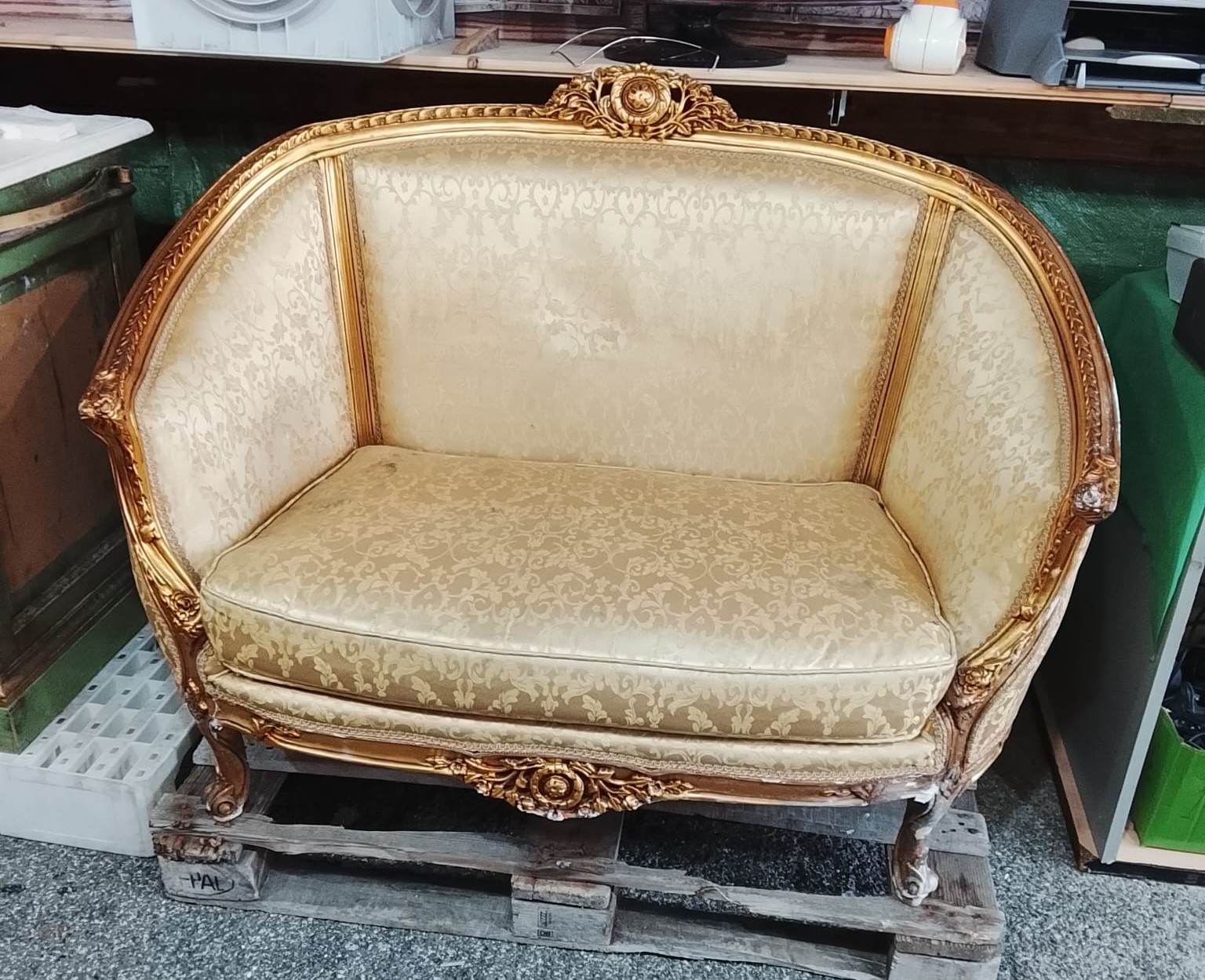 divanetto-gondola-stile-luigi-xv-in-legno-dorato-rivestimento-damascato-avorio